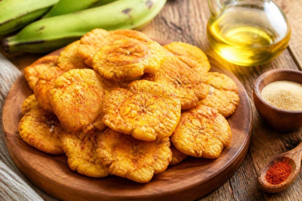Recette de tostones béliziens : des bananes plantains croustillantes à savourer
