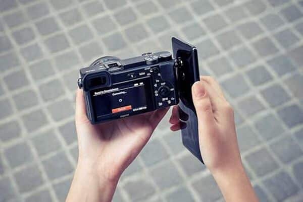 Découvrez notre test complet du Sony Alpha 6400, l'appareil photo hybride idéal pour créer des vidéos de qualité professionnelle. Autofocus, 4K et ergonomie : tous les détails pour réussir votre vlogging. 
